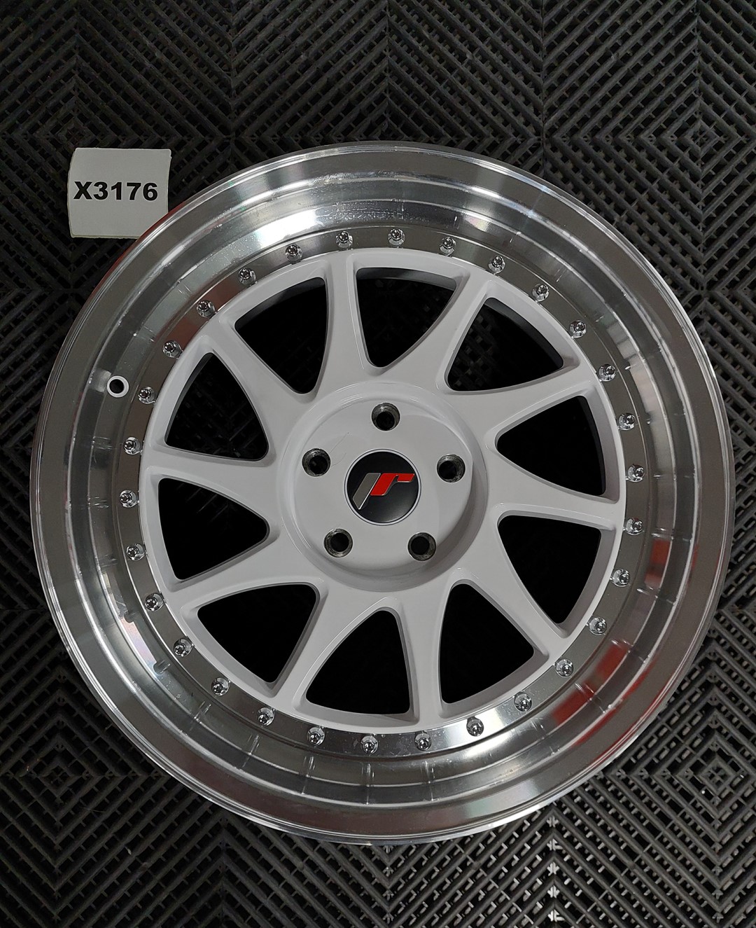 USED JR26 18x8,5 ET20-40 BLANK White w/Machined Lip