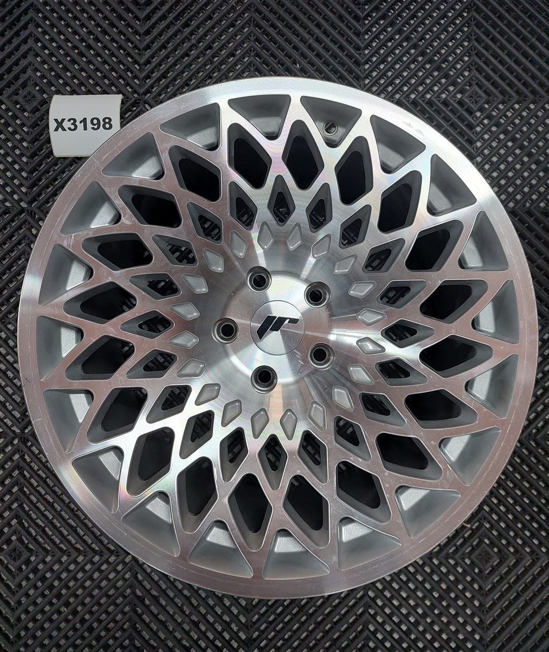 USED JR17 18x9,5 ET20-40 5H BLANK Silver Machined Face