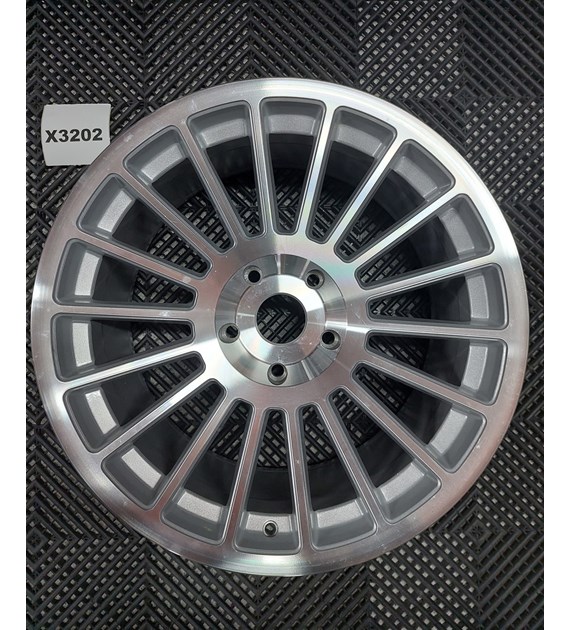 USED JR16 18x9,5 ET40 Blank Machined Silver