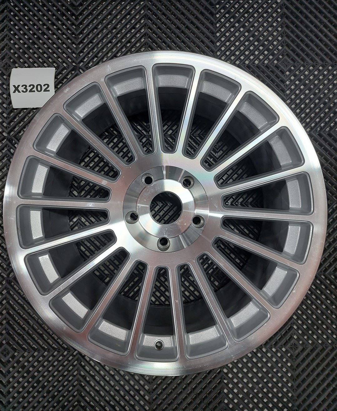 USED JR16 18x9,5 ET40 Blank Machined Silver