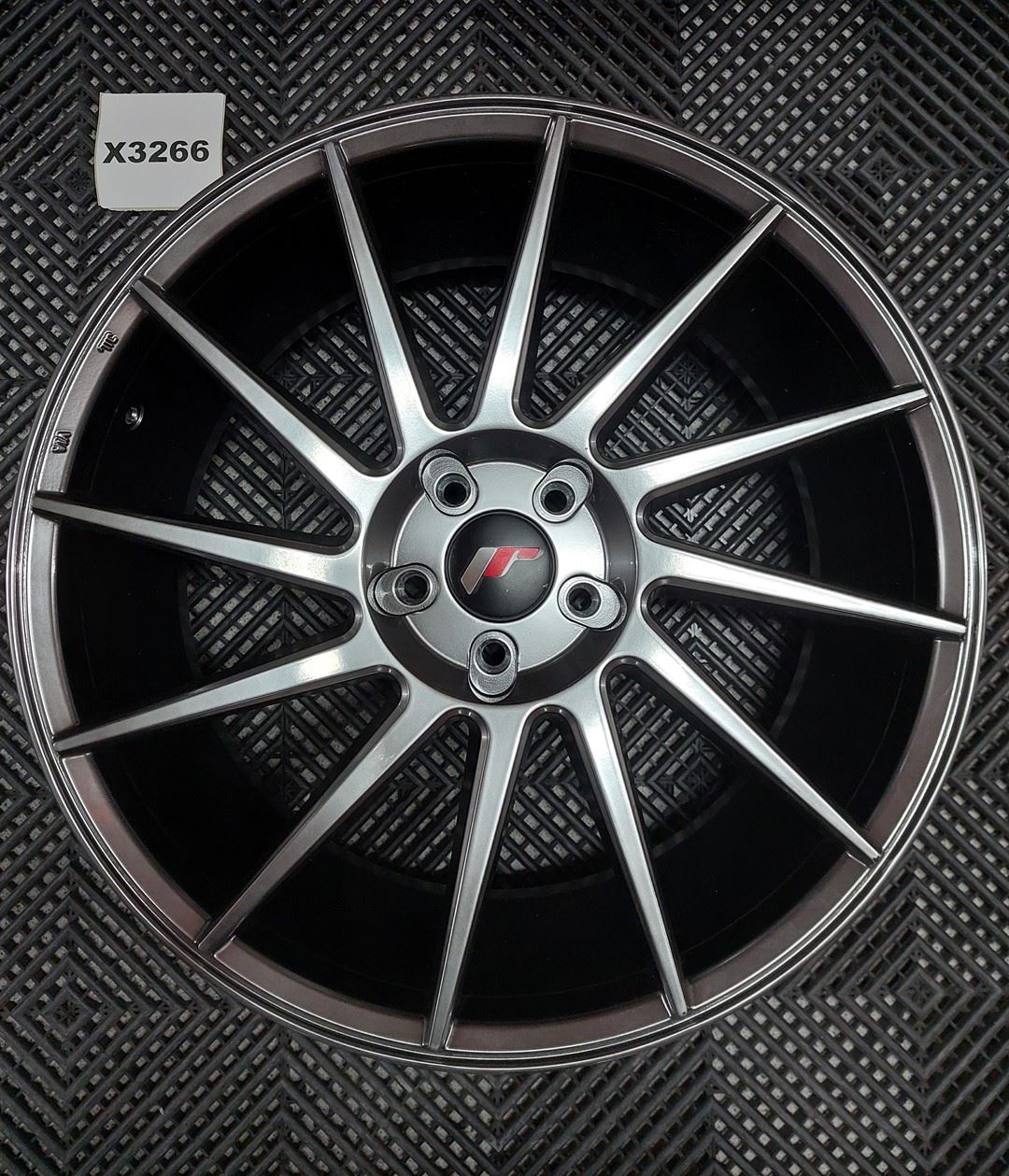 USED JR22 20x8,5 ET20-40 5H BLANK Hyper Black