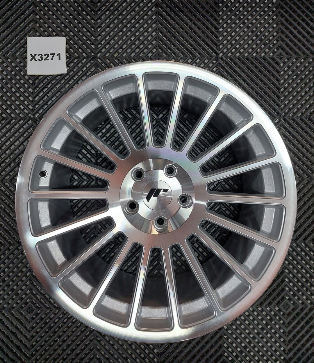 USED JR16 18x9,5 ET40 Blank Machined Silver