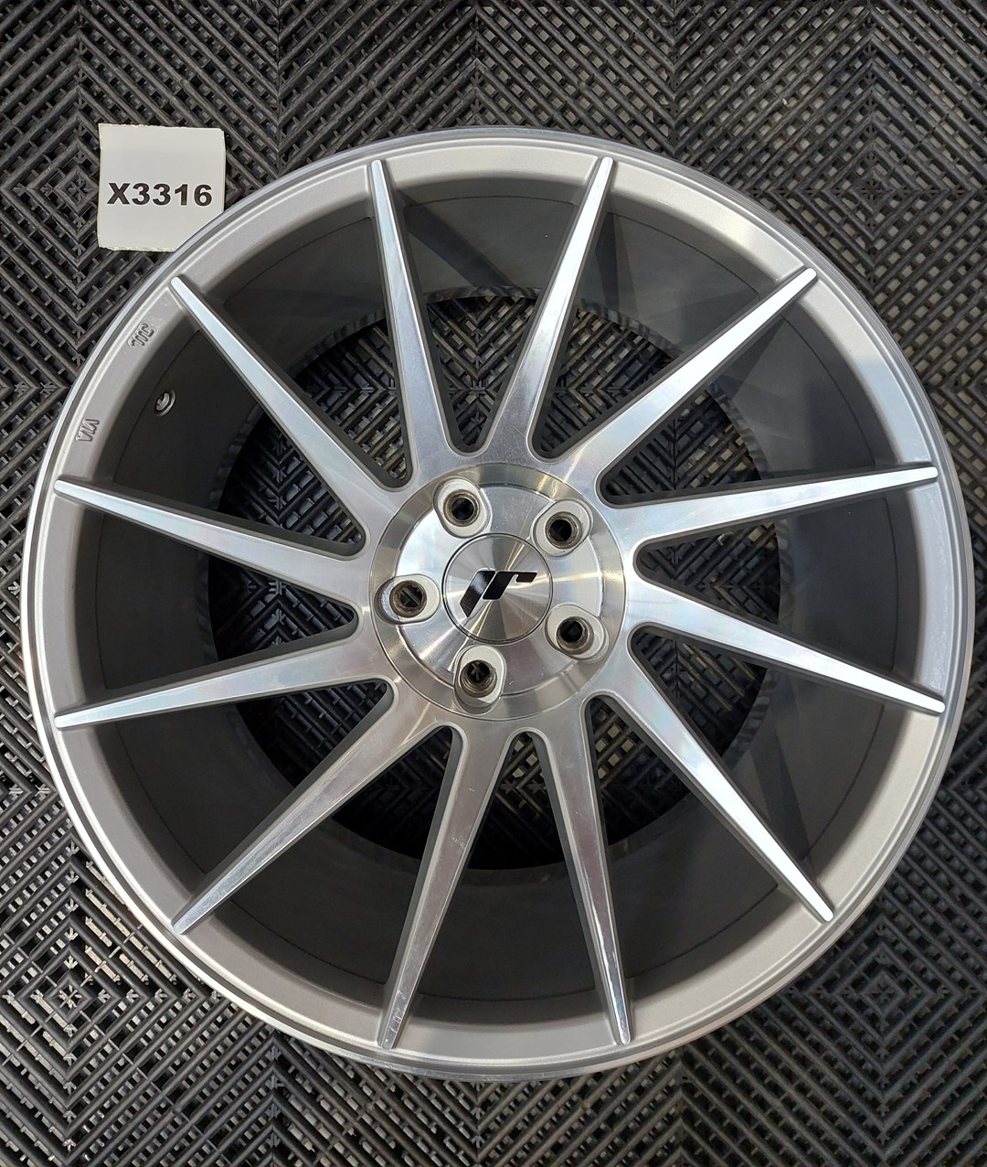 USED JR22 19x9,5 ET35-40 5H BLANK Silver Machined Face