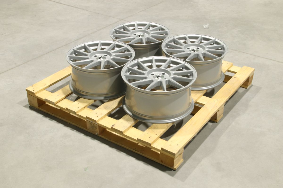 Komplet felg aluminiowych 17 Japan Racing JR22 17x8 ET35 4x100 Gloss Silver Komplet felg aluminiowych 17 Japan Racing JR22 17x8 ET35 4x100 Gloss Silver