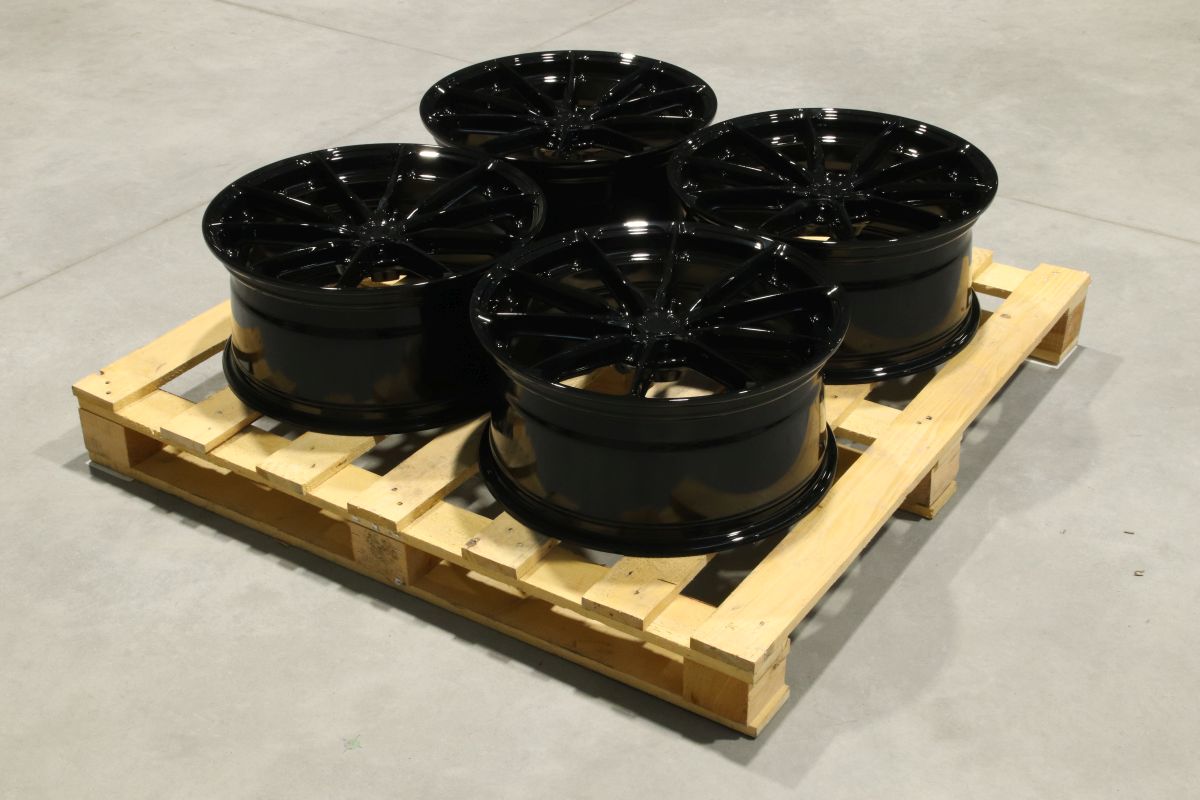 Komplet felg aluminiowych 19 Japan Racing JR37 19x8,5 ET35 5x112 Gloss Black