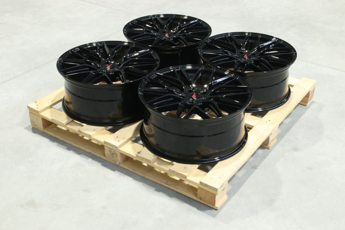 Komplet felg aluminiowych 20 Japan Racing JR28 20x8,5 ET35 5x120 Gloss Black