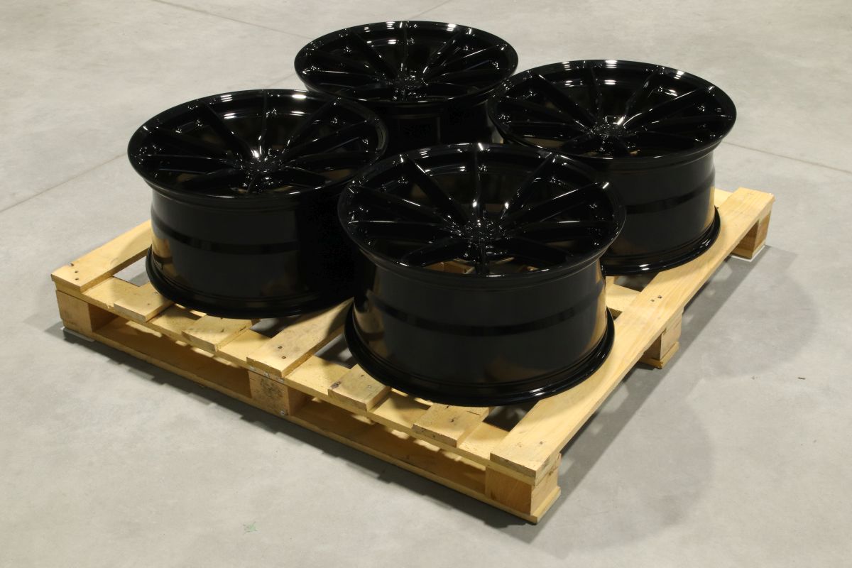 Komplet felg aluminiowych 20 Japan Racing JR37 20x10 ET45 5x120 Gloss Black