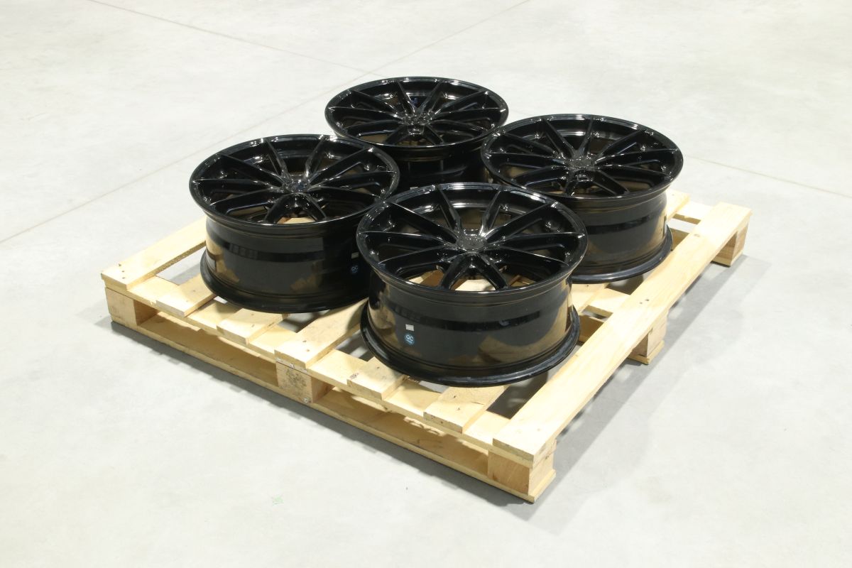 Komplet felg aluminiowych 18 Japan Racing JR37 18x8 ET45 5x114,3 Gloss Black Komplet felg aluminiowych 18 Japan Racing JR37 18x8 ET45 5x114,3 Gloss Black