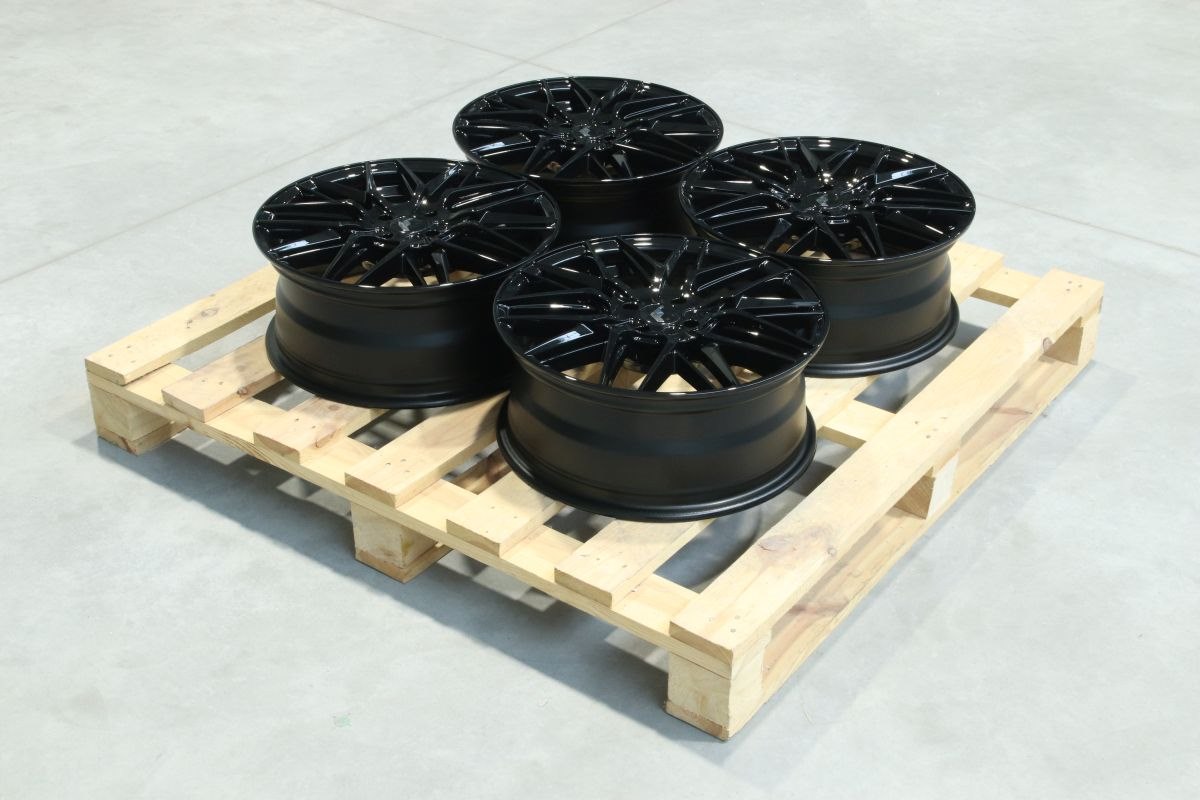 Komplet felg aluminiowych 17 Japan Racing JR28 17x7 ET38 4x100 Gloss Black Komplet felg aluminiowych 17 Japan Racing JR28 17x7 ET38 4x100 Gloss Black