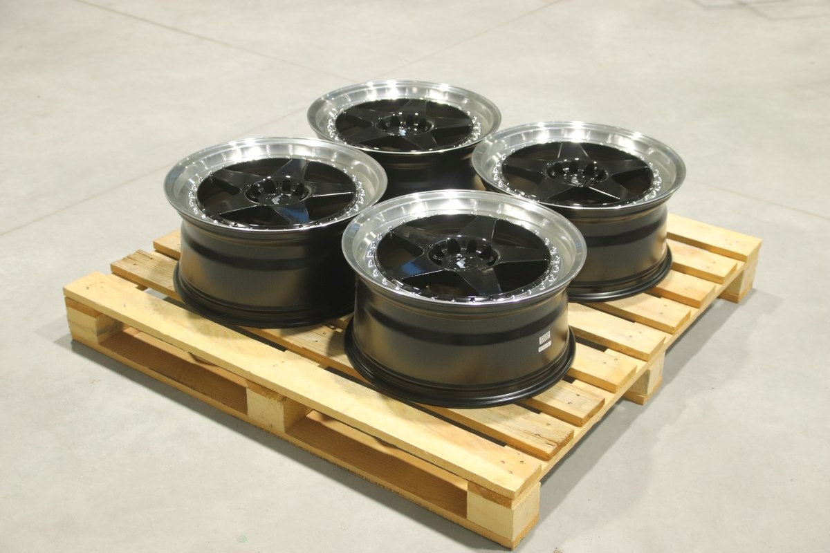 Komplet felg aluminiowych 18 Japan Racing JR6 18x8,5 ET22 5x114,3/120 Gloss Black w/Machined Lip