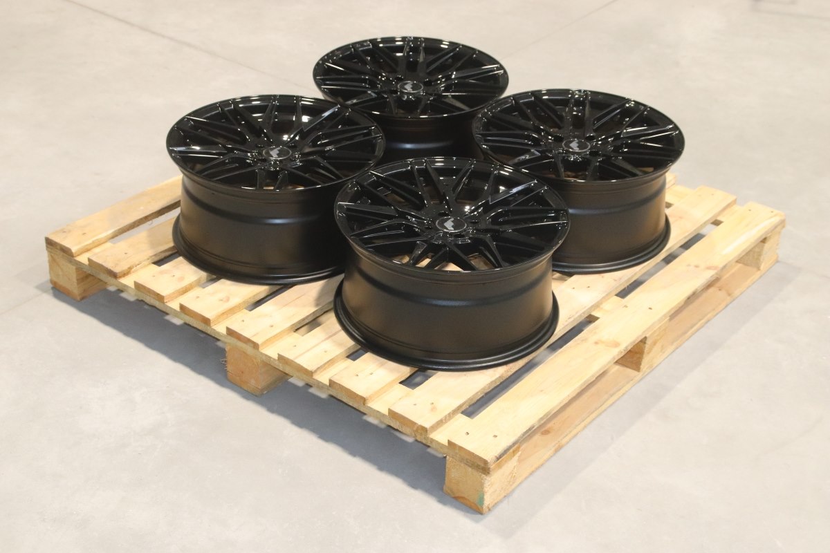 Komplet felg aluminiowych 17 Japan Racing JR28 17x8 ET38 4x100 Gloss Black