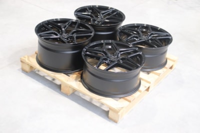Set of CVR2 21x9,5 ET50 + 21x11,5 ET55 5x130 Gloss Black